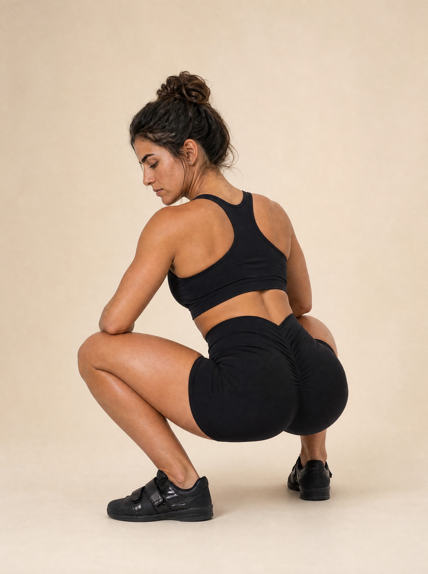 Short Halo squat-proof — accroupie de trois-quarts dos, la maille reste opaque