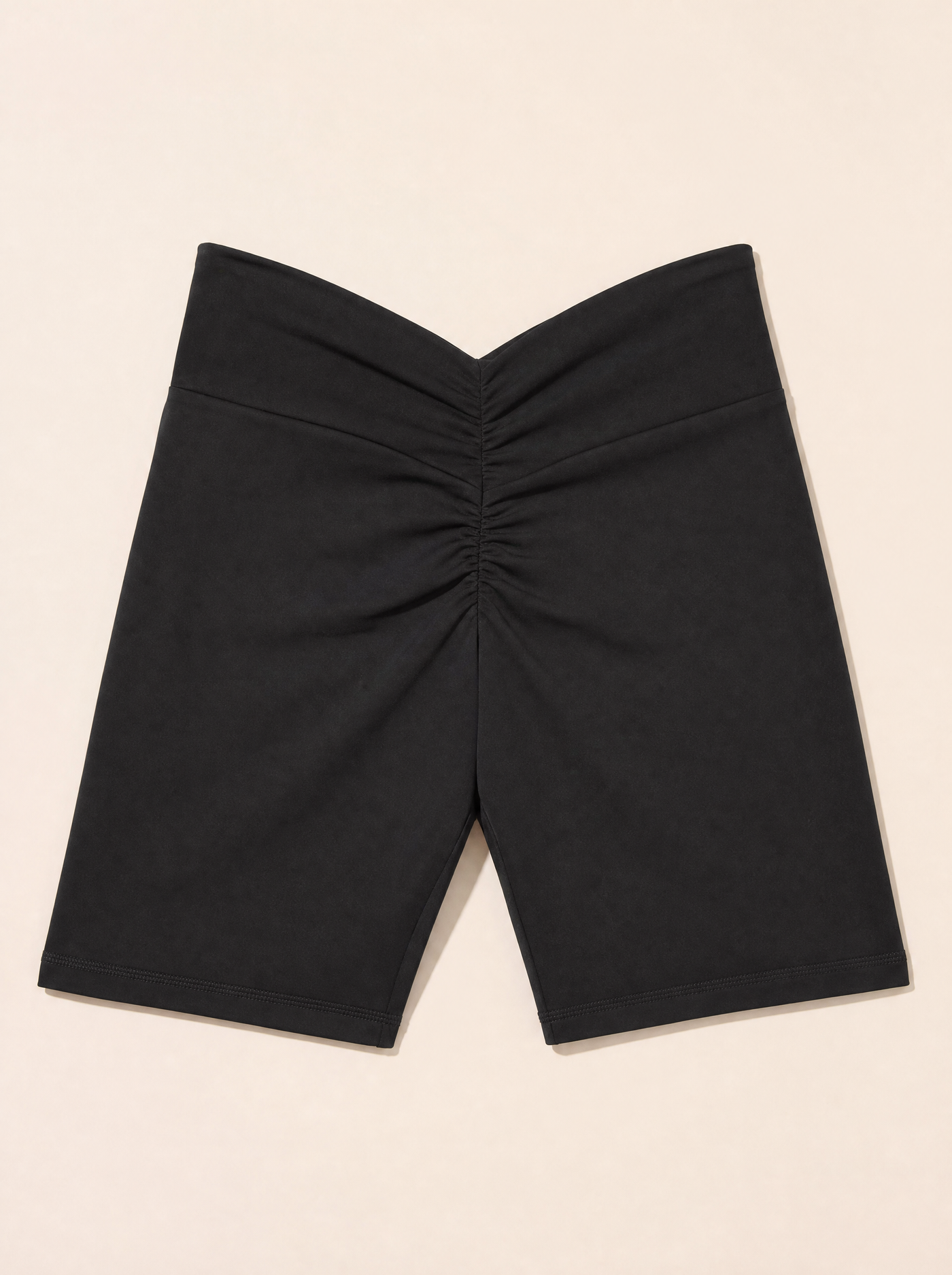 Le Short Halo noir à plat vu de dos — coupe complète, ceinture en V et couture centrale