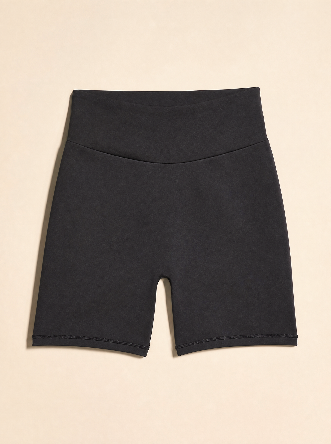 Le Short Halo noir à plat vu de face — taille haute et devant lisse sans couture