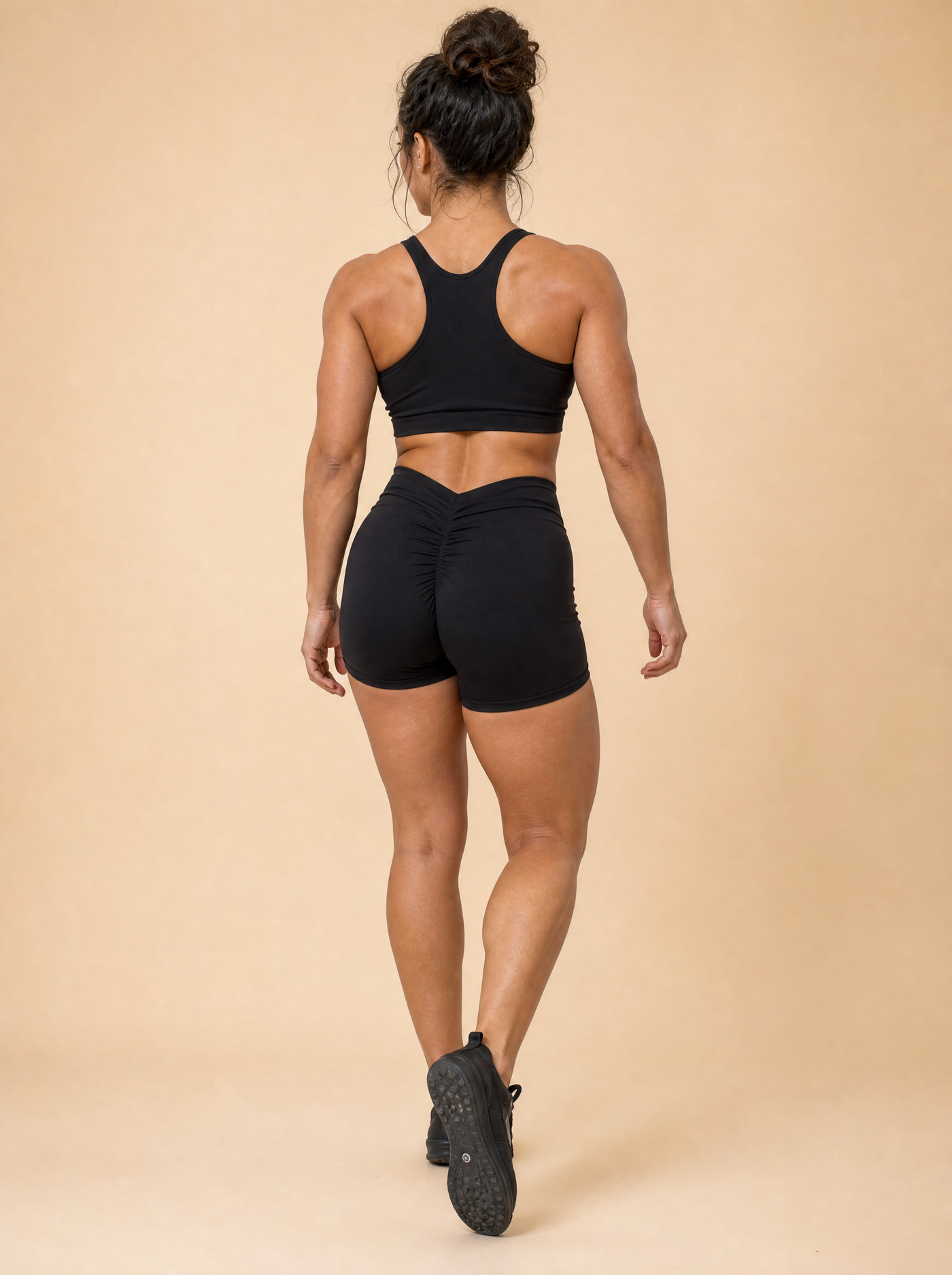 Short Halo en mouvement, de dos — la ceinture en V reste à plat et ne roule pas