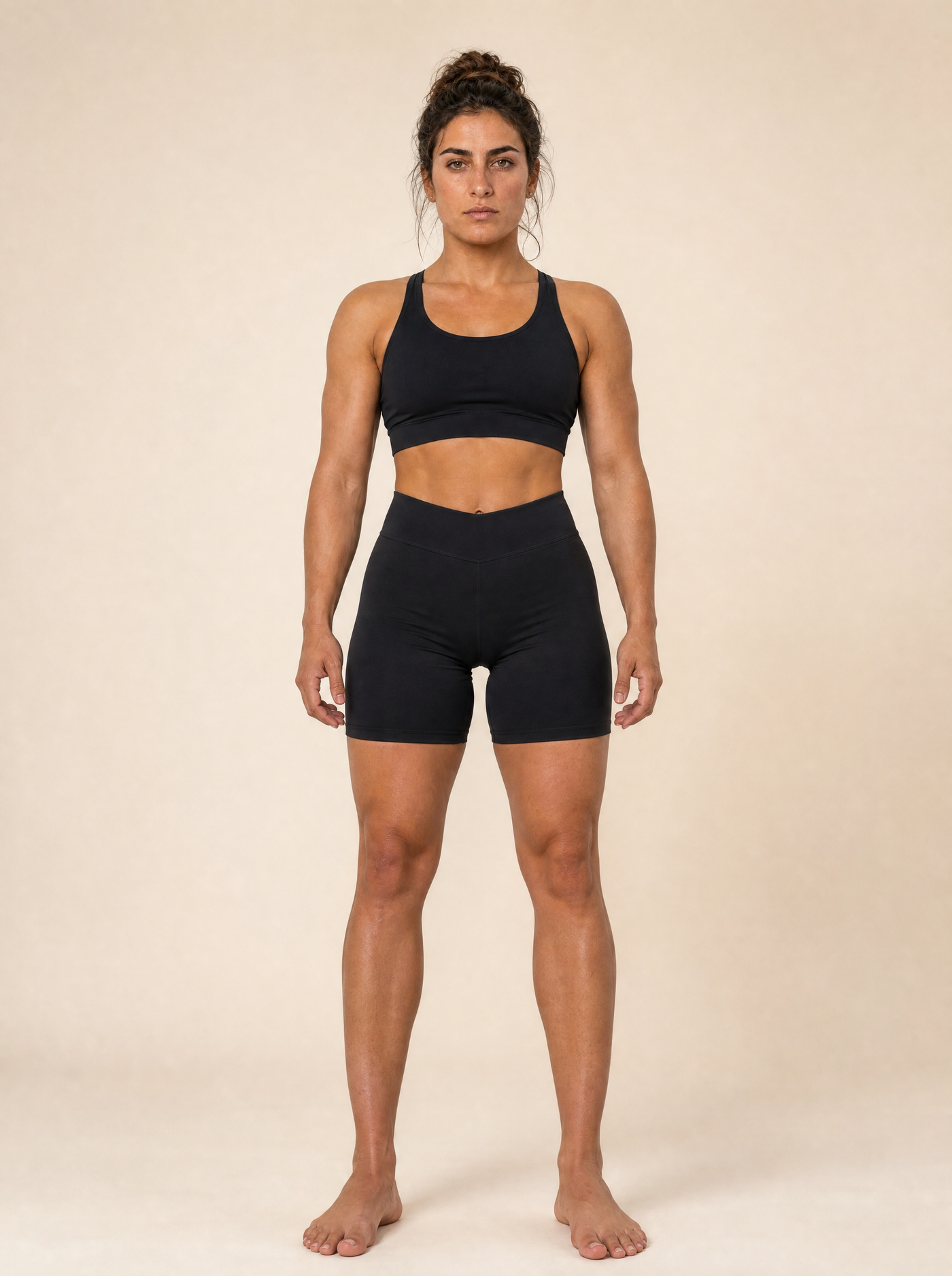 Le Short Halo noir porté de face — short de sport taille haute sculptant, coupe près du corps