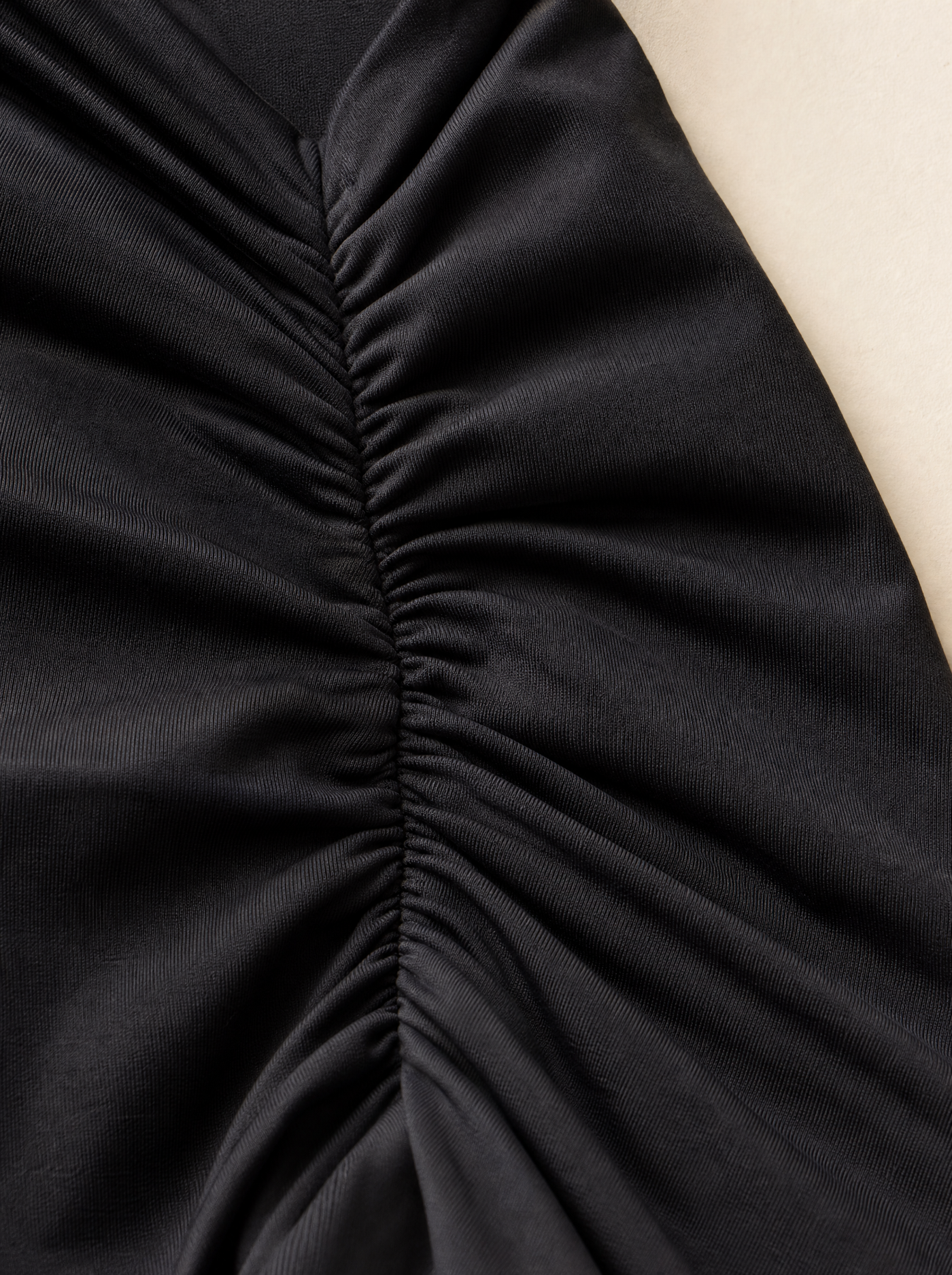 Macro sur la couture froncée du Short Halo — chaque pli du fronçage en relief